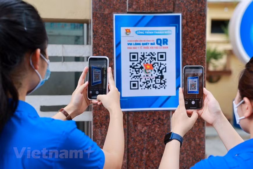 L'utilisation du code QR manifeste le rôle pionnier des jeunes dans l'application des TI. Photo: VietnamPlus