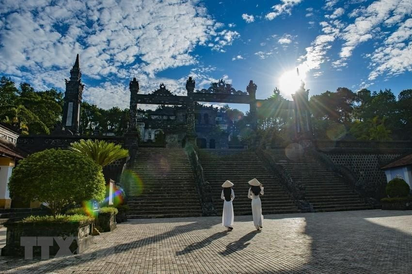 L’ensemble de monuments de Huê a été inscrit par l’UNESCO au patrimoine culturel mondial le 11 décembre 1993. Il est situé dans la ville de Huê et aux alentours, dans la province de Thua Thien-Huê. Établie capitale en 1802, Huê ne fut pas seulement un centre politique mais également un centre culturel et religieux pendant la domination de la dynastie Nguyên, la dernière dynastie royale de l’histoire vietnamienne qui régna de 1802 à 1945. Photo: VNA
