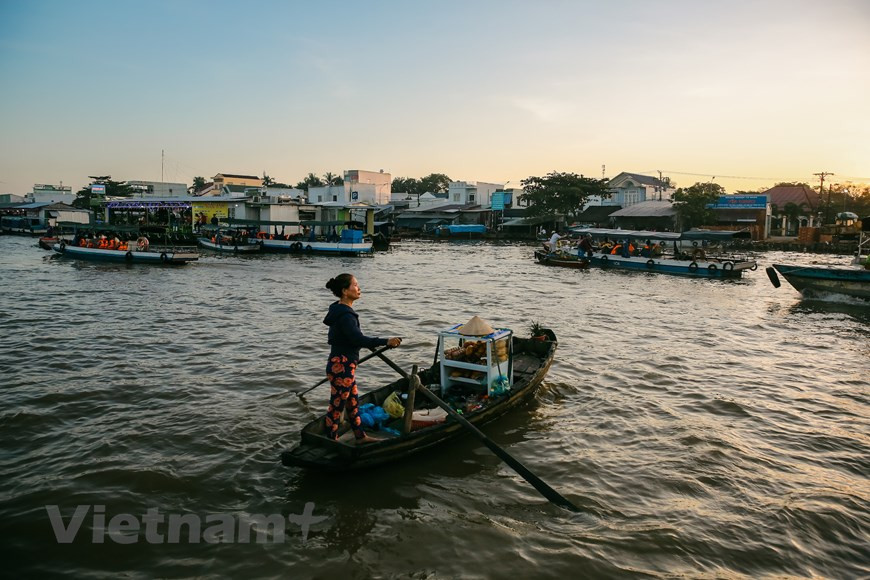 Les barques transportant toutes sortes de marchandises viendront à proximité de votre bateau pour faciliter l'achat et la vente. Photo: VNA