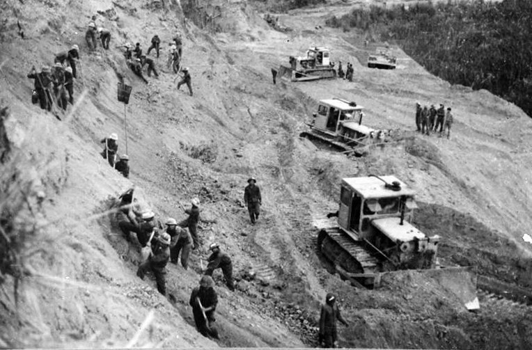 Au cours des 16 années (1959-1975), surmontant de nombreuses difficultés et sacrifices, les soldats de Truong Son, les jeunes volontaires et les citoyens ont construit la piste légendaire de Truong Son, également nommée "piste Ho Chi Minh", sous la pluie de bombes, apportant une grande contribution à la victoire contre les impérialistes américains, et devenant un symbole de l'héroïsme révolutionnaire du Vietnam au XXe siècle. (Photo: VNA)