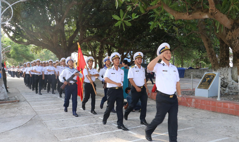 Des officiers et soldats sur l'île de Nam Yêt défilent à l'ombre d'un "Bang vuông". Photo: VNA