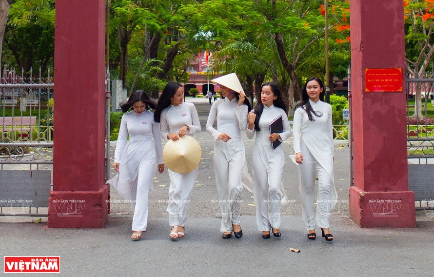 L'"ao dai" est l’uniforme des écolières de Hue. Photo: Vietnam Illustré