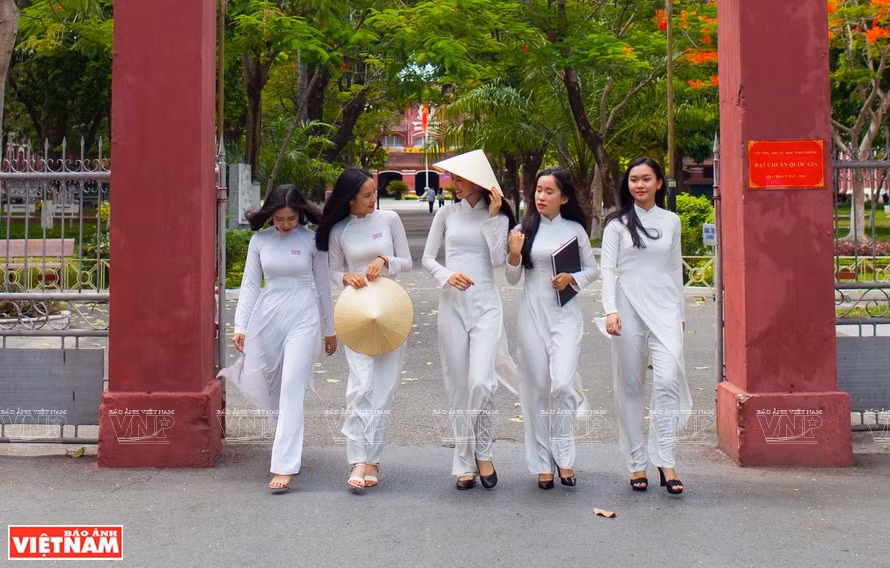 L'"ao dai" est l’uniforme des écolières de Hue. Photo: Vietnam Illustré
