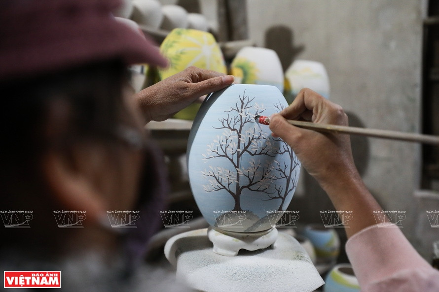 L'étape de perfectionnement d'une lampe nécessite de 30 minutes à 2 heures selon les expériences de chaque artisan.