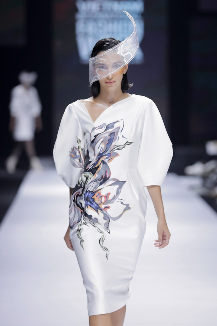 Motifs bouclés sur fond de soie impeccable.