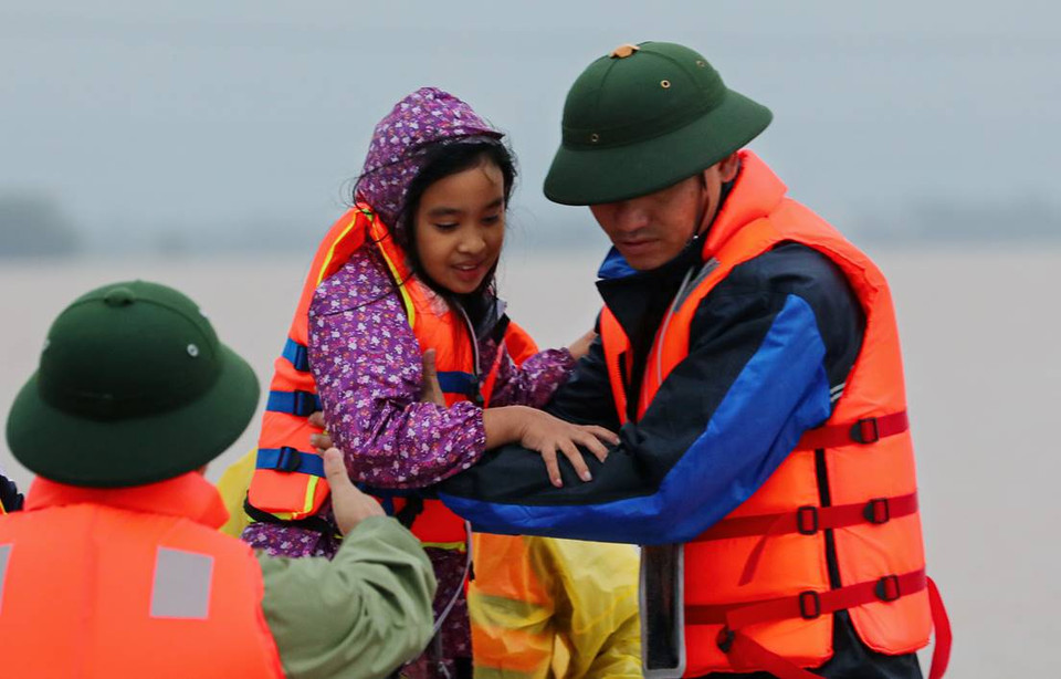La joie d'une fille qui est emmenée dans une zone sûre par des militaires dans la province de Ha Tinh. (Photo prise à 18h00 le 20 octobre 2020)