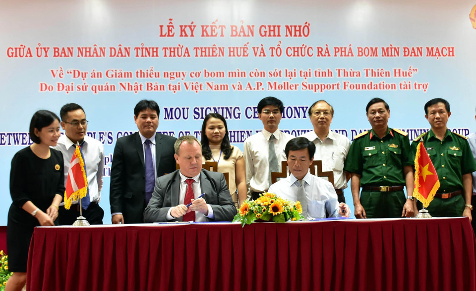 Le Comité populaire de la province de Thua Thien - Hue et le Groupe Danois de Déminage ont signé le 1er juillet 2017 un protocole d'accord sur le projet "Réduire le risque de bombes et mines laissées par la guerre dans la province de Thua Thien - Hue". 