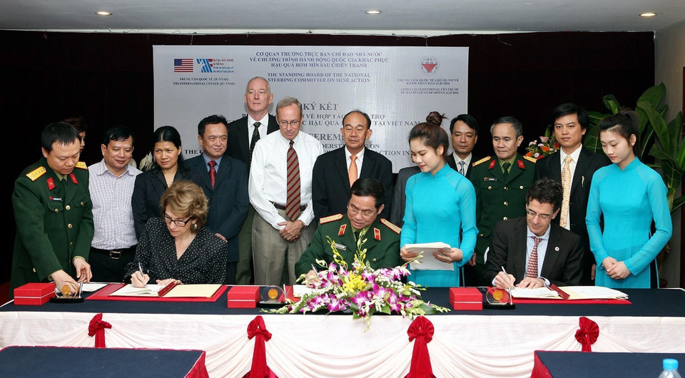 Outre les efforts du gouvernement vietnamien, des donateurs internationaux et des organisations non gouvernementales ont fourni du matériel et des fonds pour soutenir le règlement des conséquences des engins non explosés au Vietnam.
