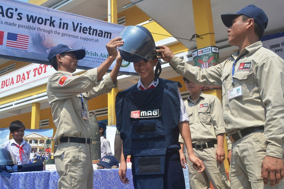Sensibilisation sur la prévention des bombes, mines et explosifs auprès des élèves du collège Nguyen Hien, district de Thang Binh, province de Quang Nam (Centre), en avril 2013.