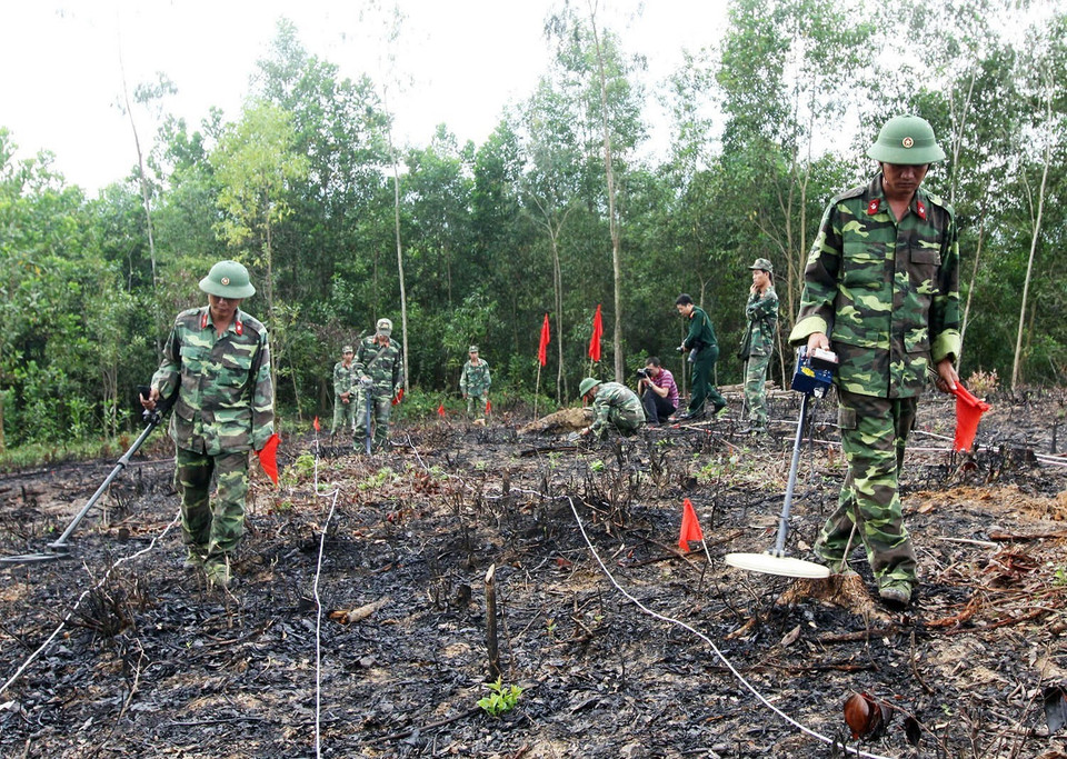 Le 21 avril 2010, le Premier ministre a approuvé le Plan d'action national pour le règlement des conséquences des bombes et mines laissées par la guerre pour la période 2010-2025.