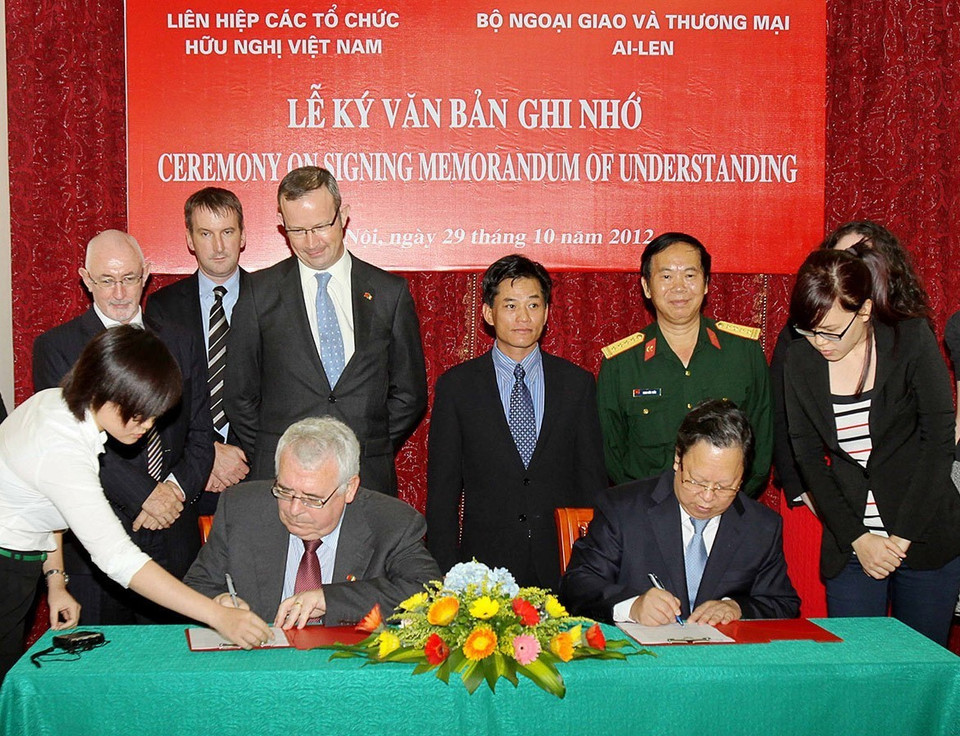 L'Union des organisations d'amitié du Vietnam et le ministère des Affaires étrangères et du Commerce d'Irlande ont signé un protocole d'accord sur le renforcement des engagements du gouvernement irlandais sur le financement des activités de déminage au Vietnam, le 29 octobre 2012 à Hanoï.