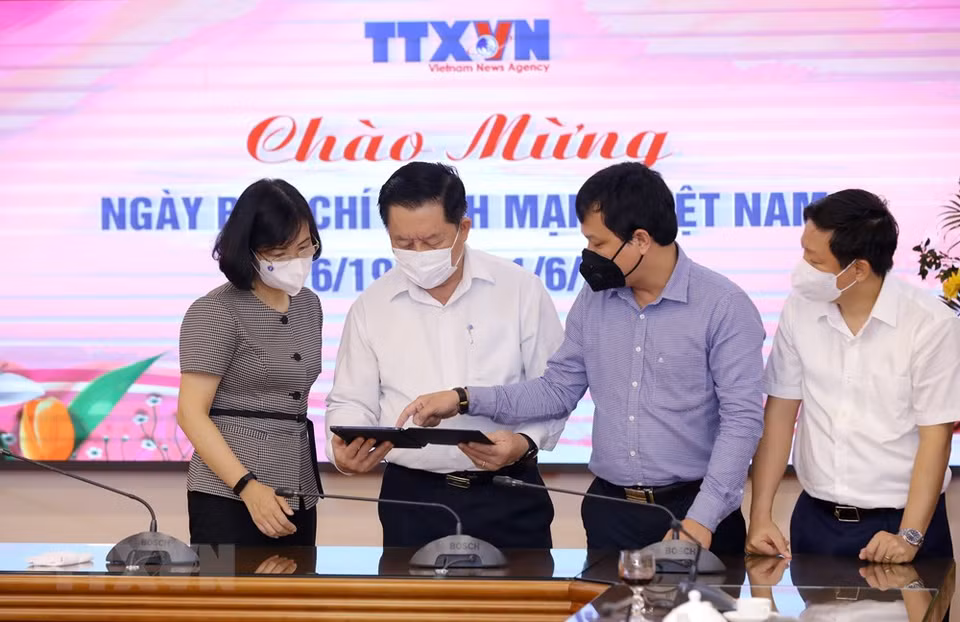 La directrice générale adjointe de la VNA, Vu Viet Trang, présente des publications électroniques de la VNA au chef de la Commission centrale de sensibilisation et d'éducation, Nguyên Trong Nghia. Photo: VNA