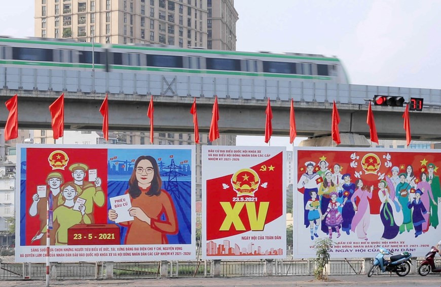  De grands panneaux d’affichage sont placés sur la rue Hoang Cau. Photo : VNA