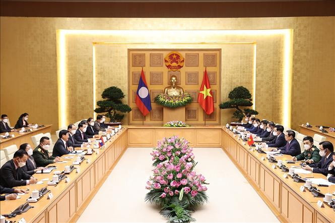 Entrevue entre le Premier ministre vietnamien Pham Minh Chinh (droite) et le secrétaire général du PPRL et président lao Thongloun Sisoulith. Photo : VNA