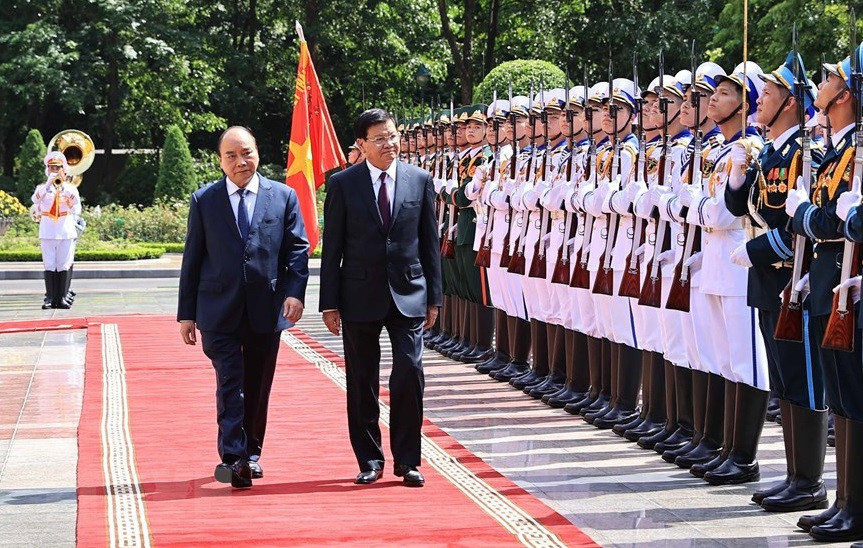 Le président vietnamien Nguyên Xuân Phuc (gauche) et le secrétaire général du PPRL et président lao Thongloun Sisoulith à la cérémonie d’accueil. Photo: VNA