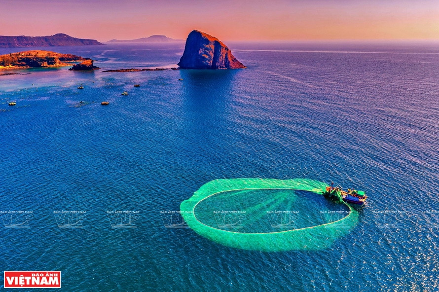 Aube en mer. Photo: Vietnam Illustré