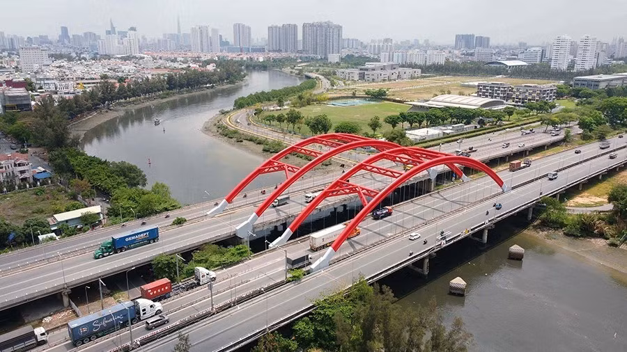 Le pont Ong Lon sur le boulevard Nguyên Van Linh, zone urbaine de Phu My Hung, à Hô Chi Minh-Ville. Photo: VNA