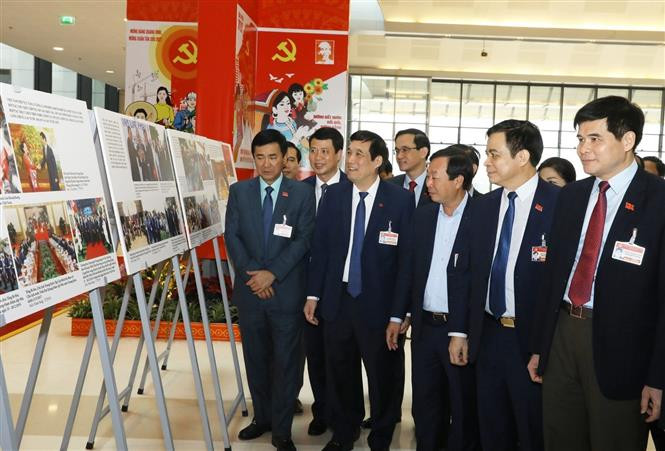 Ils saluent l'organisation par la VNA de cette exposition qui rappelle les grandes victoires et réalisations du pays sous la direction du Parti communiste du Vietnam (PCV) depuis la fondation du PCV le 3 février 1930. Photo: VNA