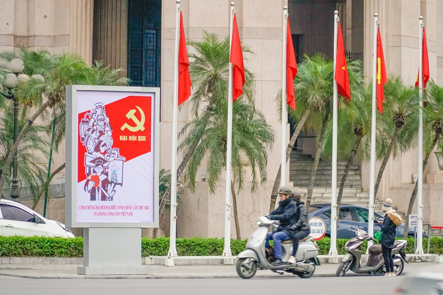 Un panneau sur le 13e Congrès national du Parti dans le centre-ville de Hanoï. Photo: Vietnam+