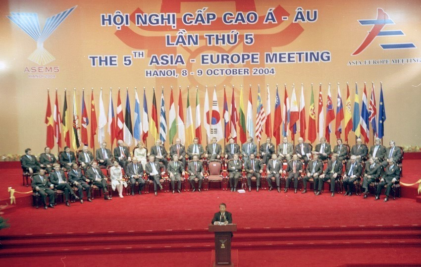  Le Vietnam organise avec succès le 5e Sommet de l'ASEM à Hanoï, les 8 et 9 octobre 2004. Photo: VNA