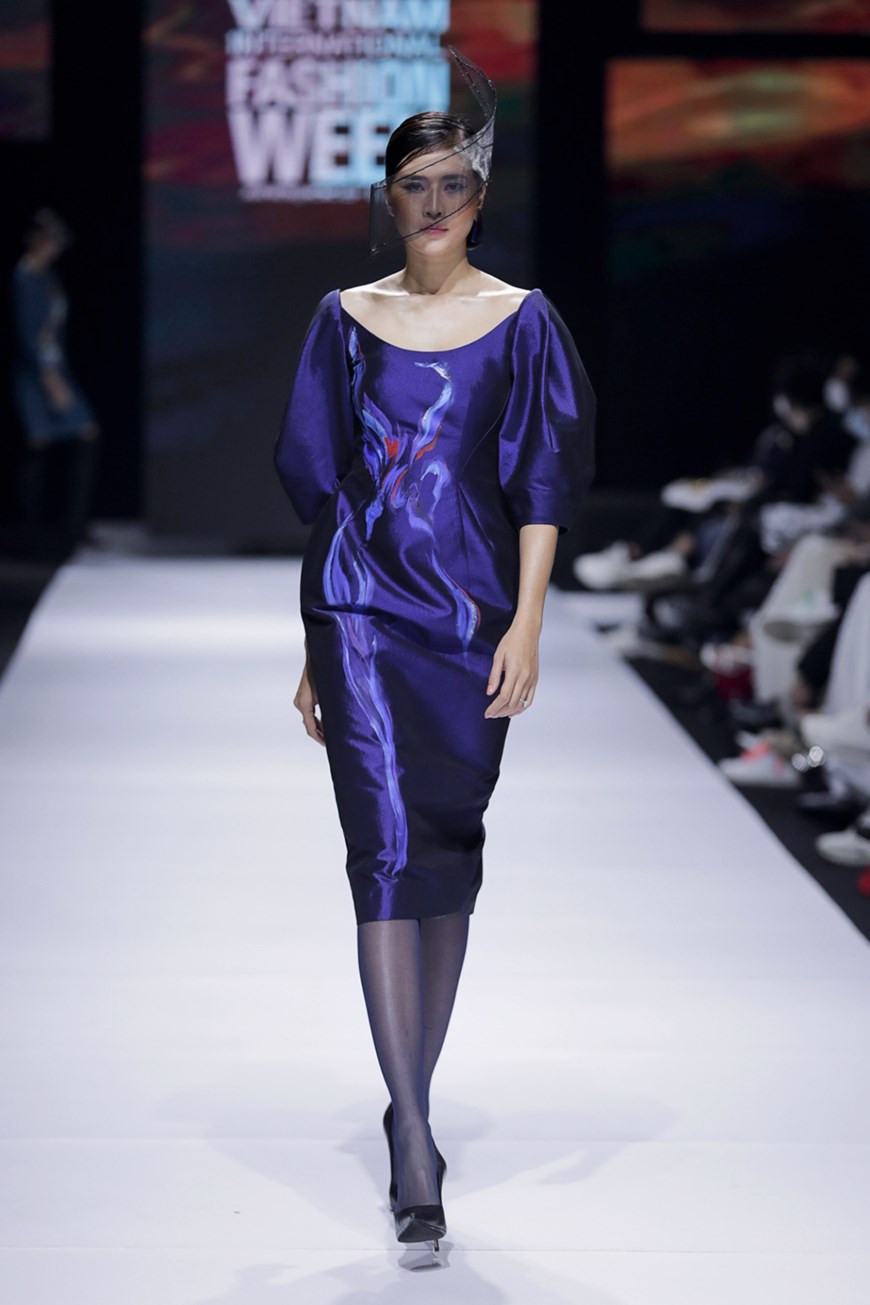 Les peintures d'art sont savamment sculptées à travers chaque dessin portant l'empreinte du styliste vietnamien Tiny Ink Hoang Quyen.