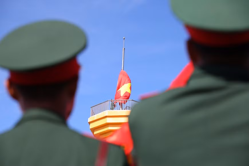 Les soldats sur l'île de Ly Son effectuent la cérémonie de lever du drapeau.