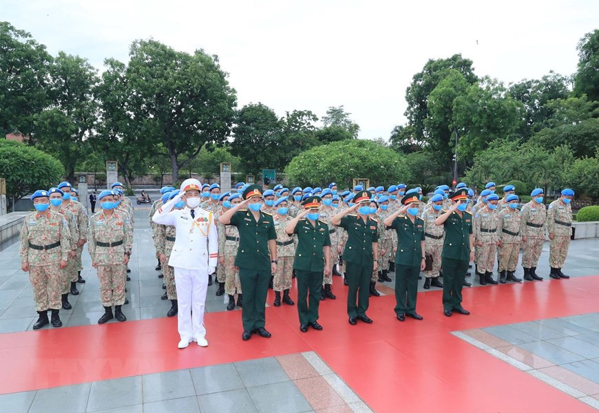 Les officiers et soldats de l'Hôpital de campagne de niveau 2 N°2 ont rendu hommage le 29 juin au Président Ho Chi Minh devant son mausolée à Hanoï après avoir terminé leur mandat à la Mission de l'ONU. Photo: VNA