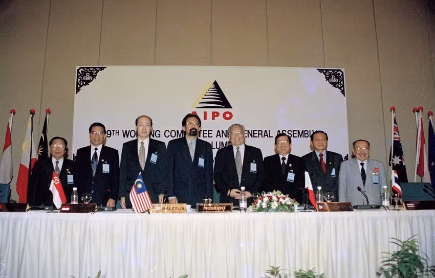 La délégation de l'Assemblée nationale du Vietnam, conduite par son président Nong Duc Manh (2e, à gauche), a participé à la 19e session de l'Organisation interparlementaire de l'ASEAN (AIPO) à Kuala Lumpur, en Malaisie, du 24 au 28 août 1998. Photo: VNA