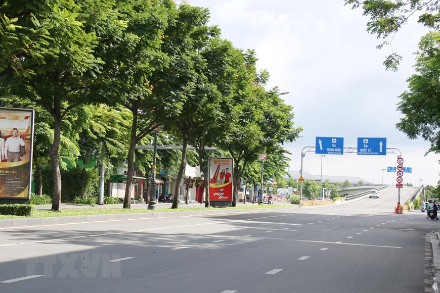 En raison de la fréquence réduite des vols, la route de Truong Son vers l'aéroport de Tan Son Nhat est peu fréquenté. Photo: VNA