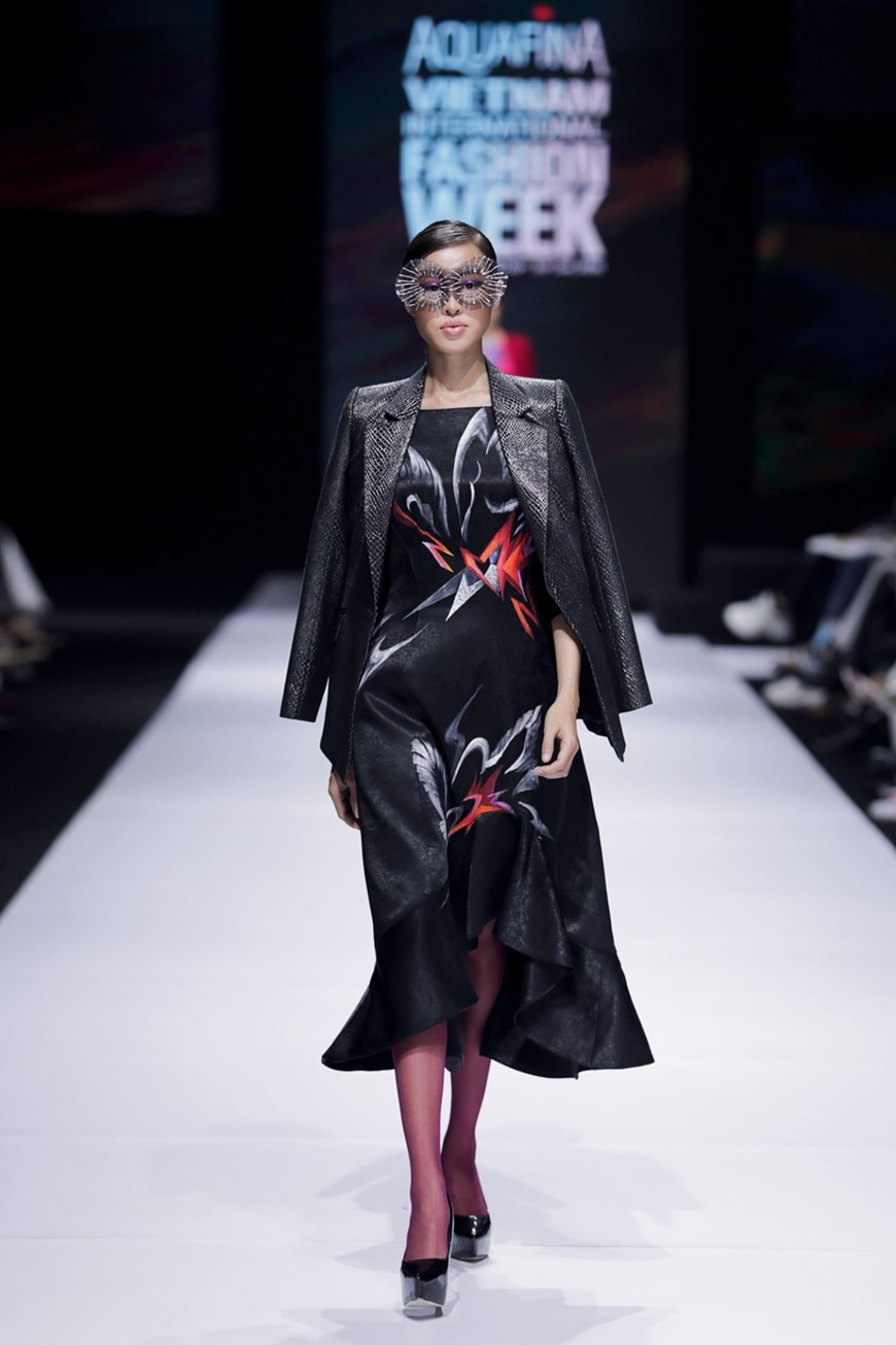 Avec l'idée de "fleurs épanouies" dans le but d'honorer la beauté intérieure des femmes vietnamiennes, Tiny Ink Hoang Quyen a insufflé un vent nouveau portant le style de l'art contemporain, unique, mais aussi plein de romance. 