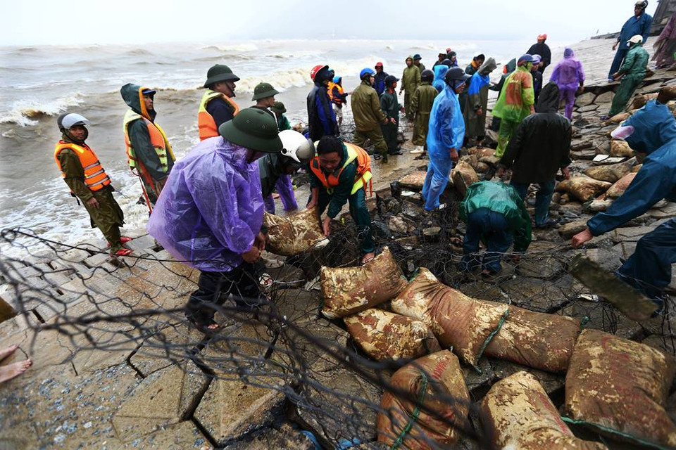 Le reportage photo intitulé «C'est le peuple que nous devons servir» de Vu Sinh, Minh Quyet, Thanh Dat de l'Agence vietnamienne d'Information (VNA) a remporté le prix B de la 5e édition des Prix nationaux sur l'édification du Parti, appelés « Bua liêm vàng » (Marteau et Faucille d'or) 2020. Les inondations en octobre 2020 ont causé de graves pertes humaines et matérielles au Centre. L'armée et la police se sont tenues au côté des autorités et habitants locaux pour surmonter les conséquences des intempéries, devenant ainsi un appui solide de la population. Sur la photo: Des militaires travaillent avec des autorités et des habitants de la commune de Cam Nhuong, district de Cam Xuyen, province de Ha Tinh, pour consolider une digue maritime.