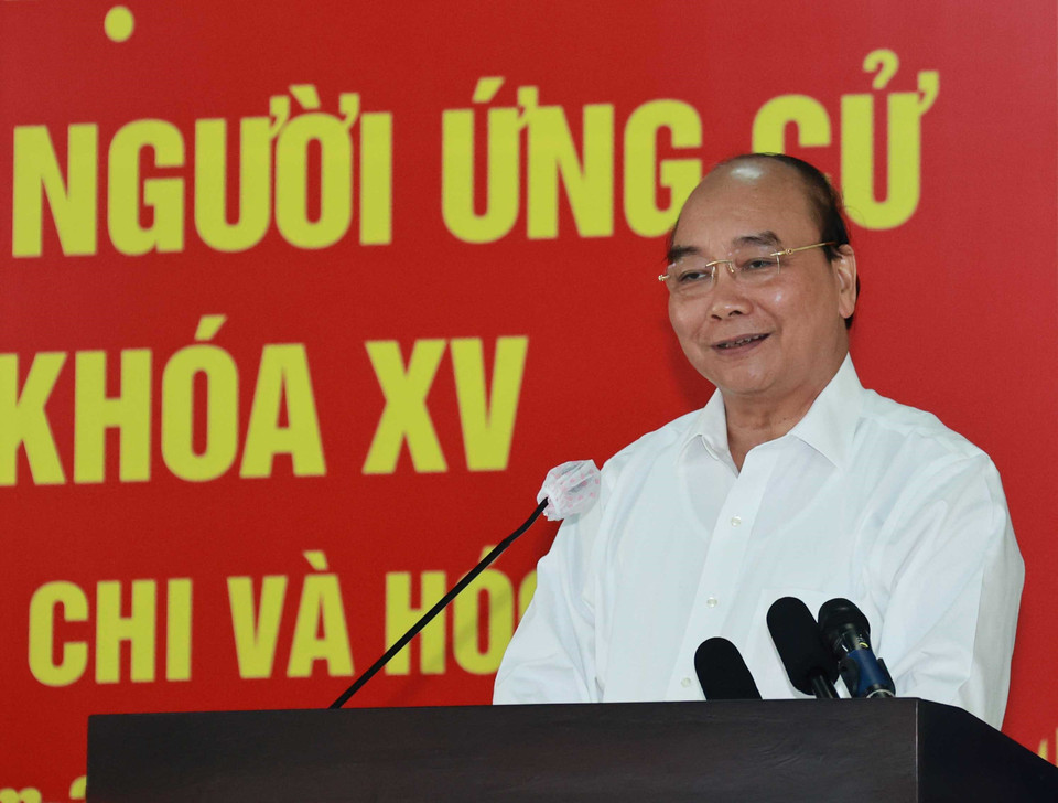 Le président Nguyen Xuan Phuc présente le plan d'action lors de la réunion sur la situation socioéconomique, culturelle, de défense et de sécurité des districts de Cu Chi et Hoc Mon. Photo: VNA