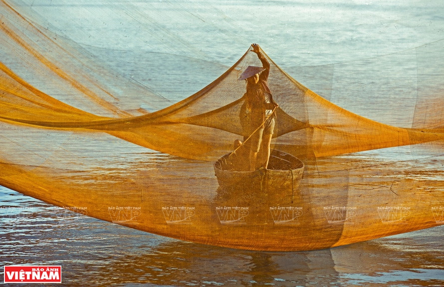 Visiter un filet de pêche. Photo: Vietnam Illustré