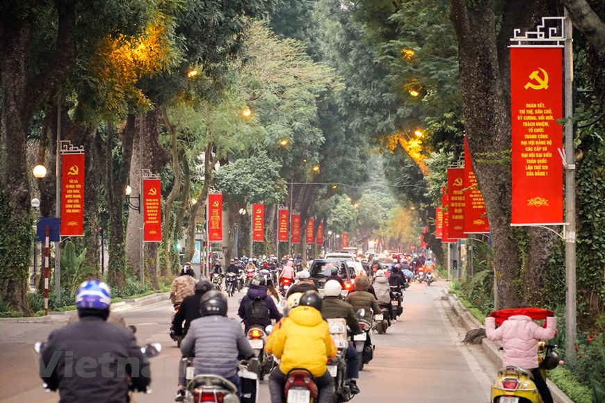Une rue rouge de bannières pour fêter l'événement le plus important du pays. Photo: Vietnam+