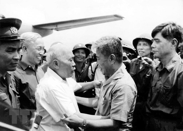 Les dirigeants, les soldats et les habitants du Sud accueillent le Président Ton Duc Thang lors de la cérémonie de célébration de la victoire à Saïgon, le 13 mai 1975. (Photo: VNA)