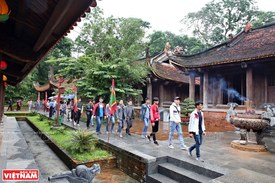 Chaque année, un grand nombre de touristes viennent visiter la citadelle de Lam Kinh. 