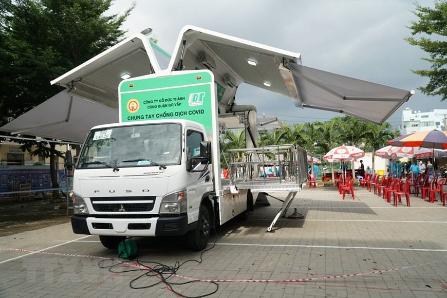 Le camion spécialisé pour la vaccination mobile a été conçu et fabriqué pour assurer une vaccination sûre et efficace dans les zones où les conditions de déplacement restent encore difficiles au Vietnam. Il peut être également utilisé pour le prélèvement d’échantillons pour les tests de dépistage du COVID-19. Photo: VNA