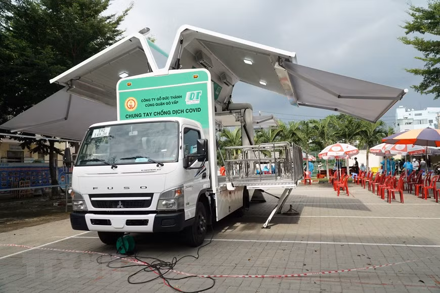 Le camion spécialisé pour la vaccination mobile a été conçu et fabriqué pour assurer une vaccination sûre et efficace dans les zones où les conditions de déplacement restent encore difficiles au Vietnam. Il peut être également utilisé pour le prélèvement d’échantillons pour les tests de dépistage du COVID-19. Photo: VNA