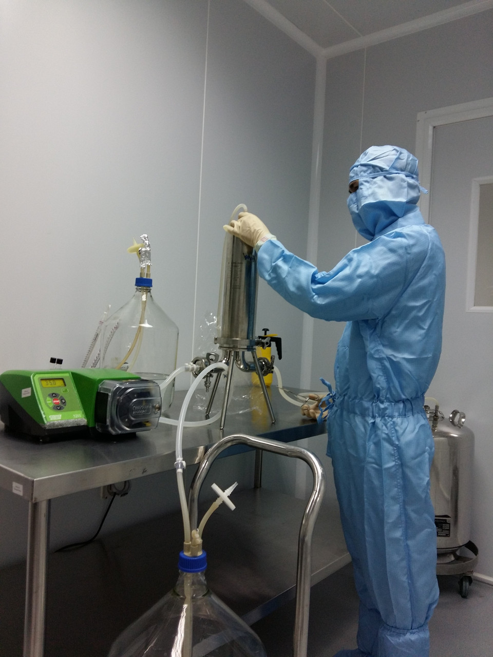 Recherche sur la production de vaccins dans une usine de vaccins moderne, située dans le district de Cam Lam, province de Khanh Hoa.