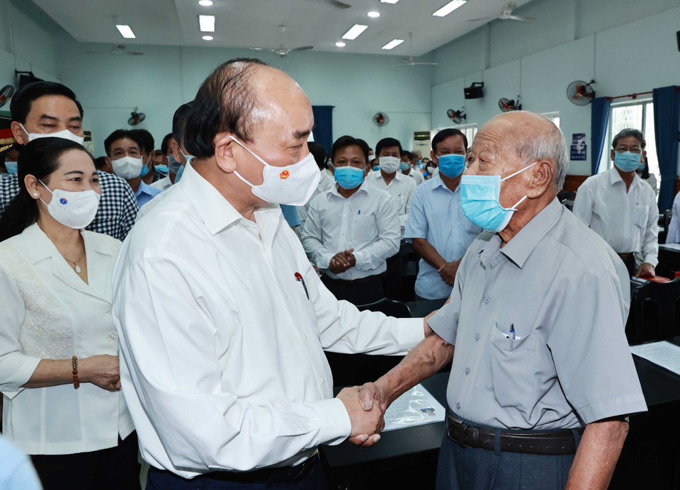 Le 10 mai, le président Nguyen Xuan Phuc rencontre des électeurs représentant de différents sexes, organisations, entreprises dans la commune de Trung Chanh, district de Hoc Mon. Photo: VNA