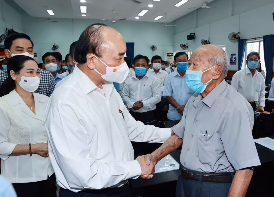 Le 10 mai, le président Nguyen Xuan Phuc rencontre des électeurs représentant de différents sexes, organisations, entreprises dans la commune de Trung Chanh, district de Hoc Mon. Photo: VNA