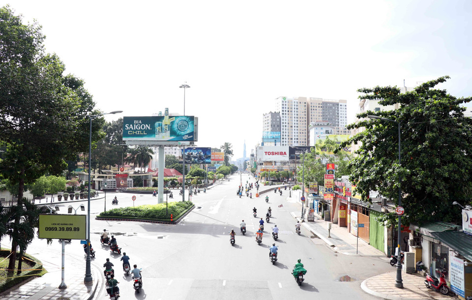 L'intersection de Hoang Van Thu - Nguyen Van Troi dans le district de Tan Binh est bien plus calme que d'habitude. Photo : VNA