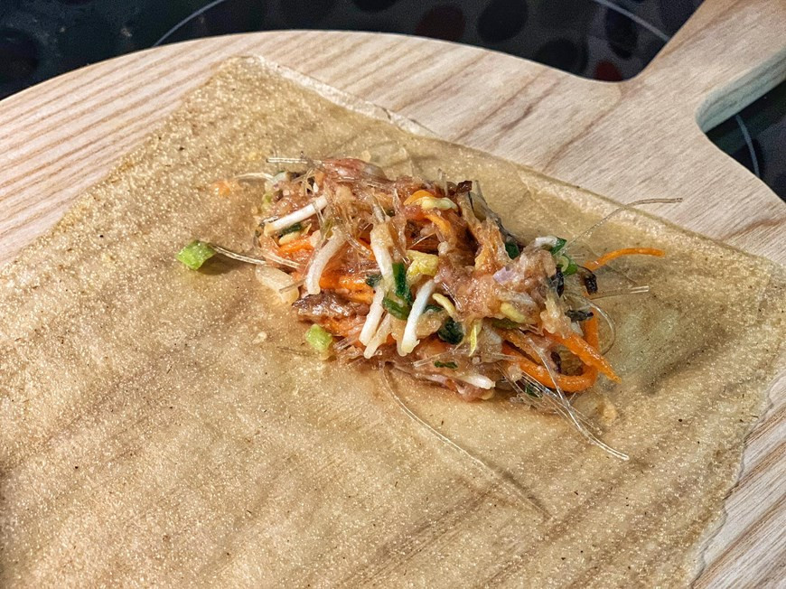 Disposer une grande cuillère de farce sur chaque galette de riz...