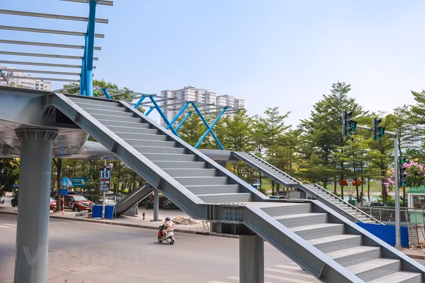 Ce pont piétonnier en forme de Y est considéré comme le plus beau de la capitale. Photo: Vietnam +
