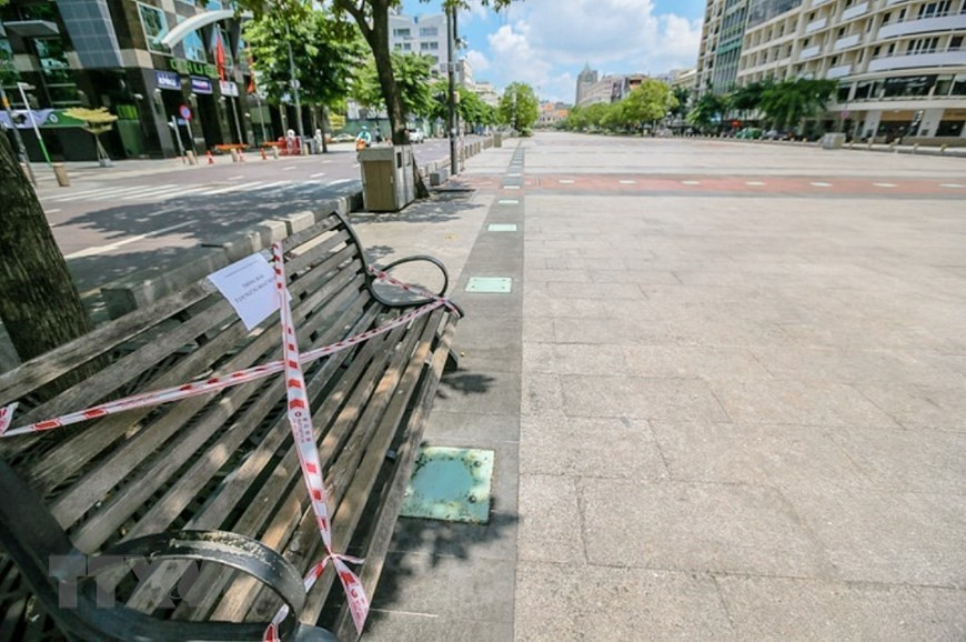  Les rues du centre de la mégapole du Sud étaient désertes ce premier jour de la semaine. Photo: VNA