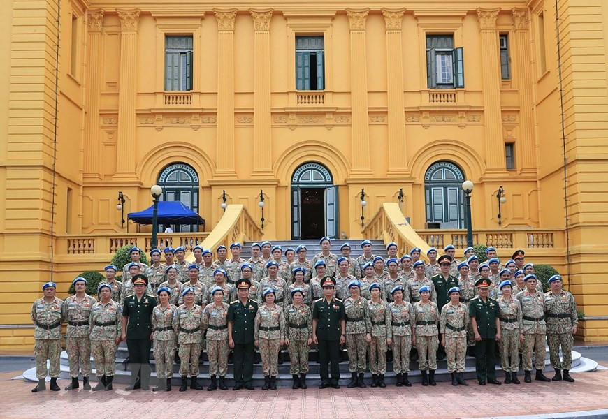 La délégation se rend au Site historique du Palais présidentiel. Photo: VNA