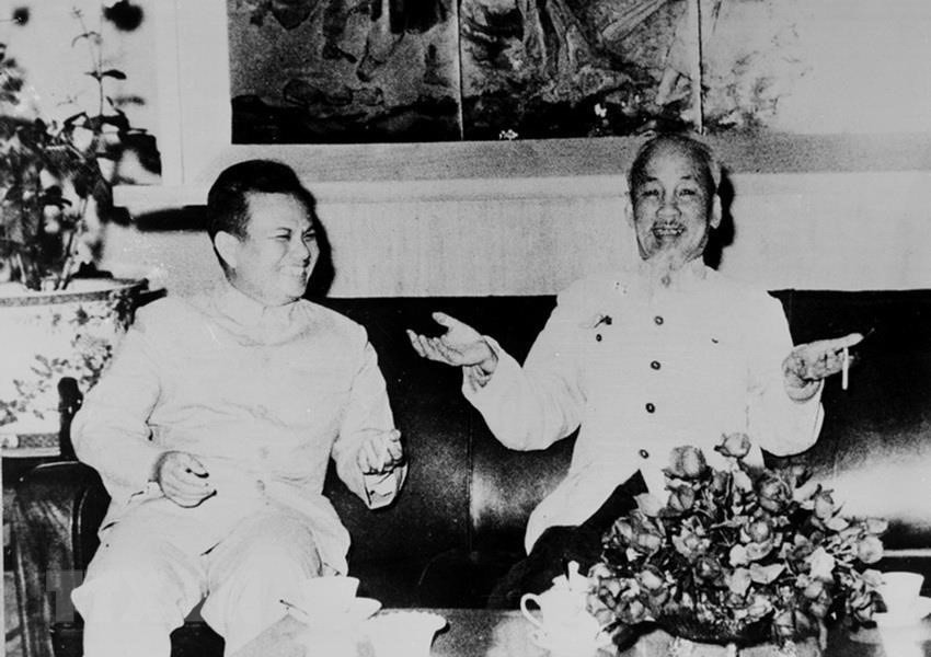 Le Président Ho Chi Minh reçoit M. Kaysone Phomvihane, chef de la délégation du Parti révolutionnaire populaire lao et du Front lao pour la construction nationale, en visite d'amitié au Vietnam en 1966. (Photo: archive/VNA)