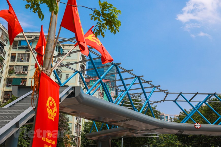 Les ouvriers achèvent les derniers éléments tels que éclairage, arbres et toit. Photo: Vietnam +