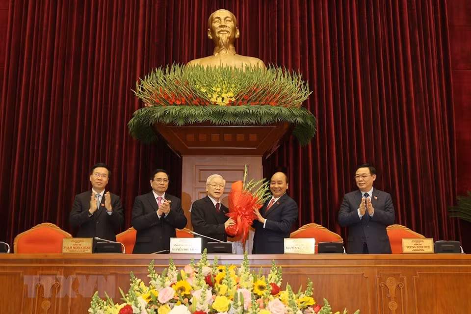 Au nom du Bureau politique, Nguyen Xuan Phuc (2e à partir de la droite), Premier ministre, offre des fleurs à Nguyen Phu Trong (3e à partir de la droite) qui a été réélu au poste de Secrétaire général du Comité central du Parti communiste du Vietnam. Photo: VNA