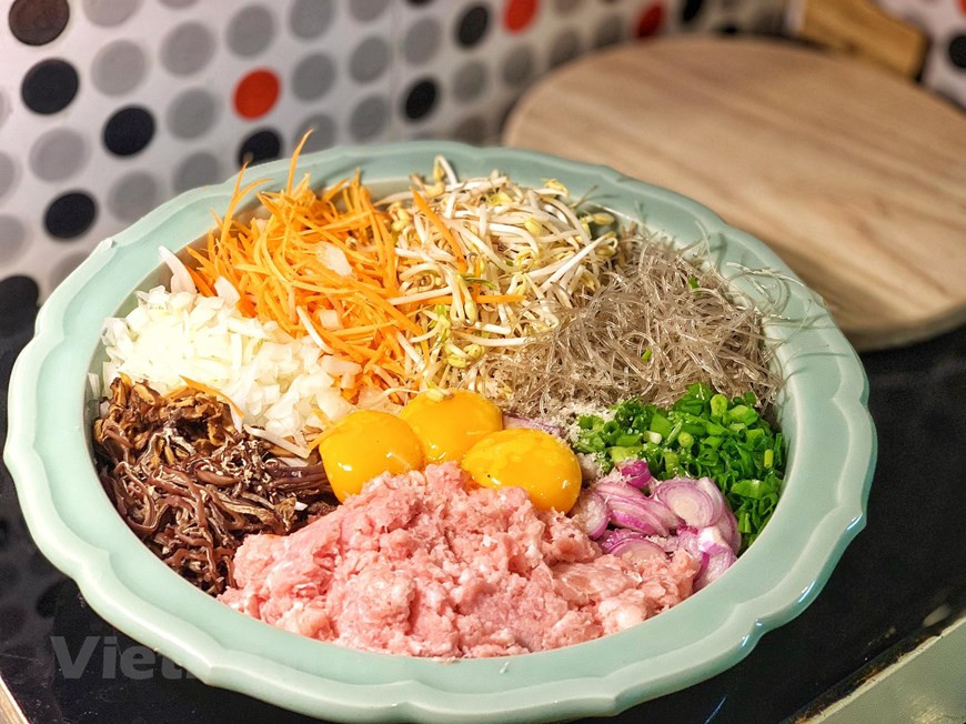 Concernant les ingrédients, de manière générale, ils comprennent galettes de riz, porc haché, vermicelles de soja, légumes, champignons noirs parfumés séchés. 